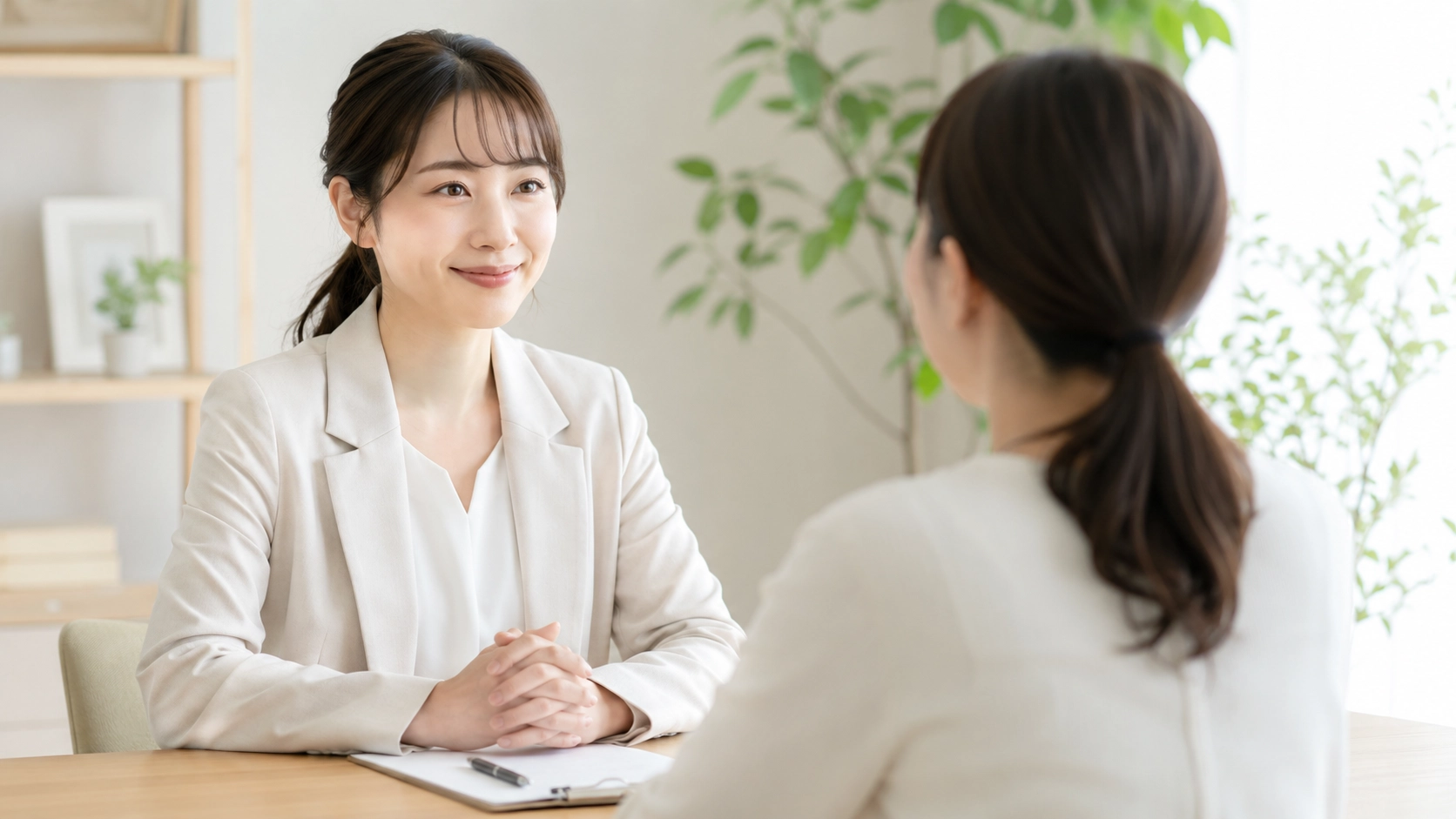 相談しづらい浮気に関する相談を親身になって聞いてもらっている様子